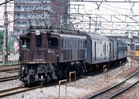 東北本線上野〜黒磯間の旅客列車牽引に活躍したEF57形