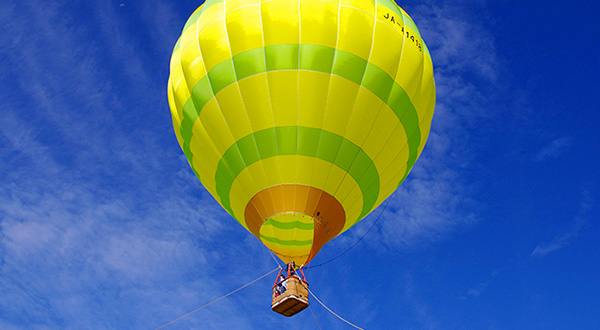 ゆっくりと空へ昇る
熱気球で、気分上々！
