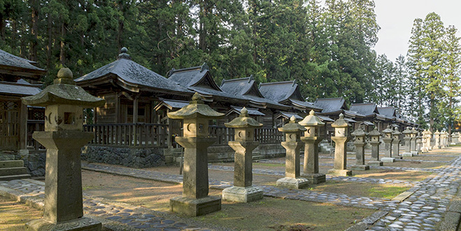 謙信をはじめ米沢藩代々の
藩主が眠る大名の墓所
