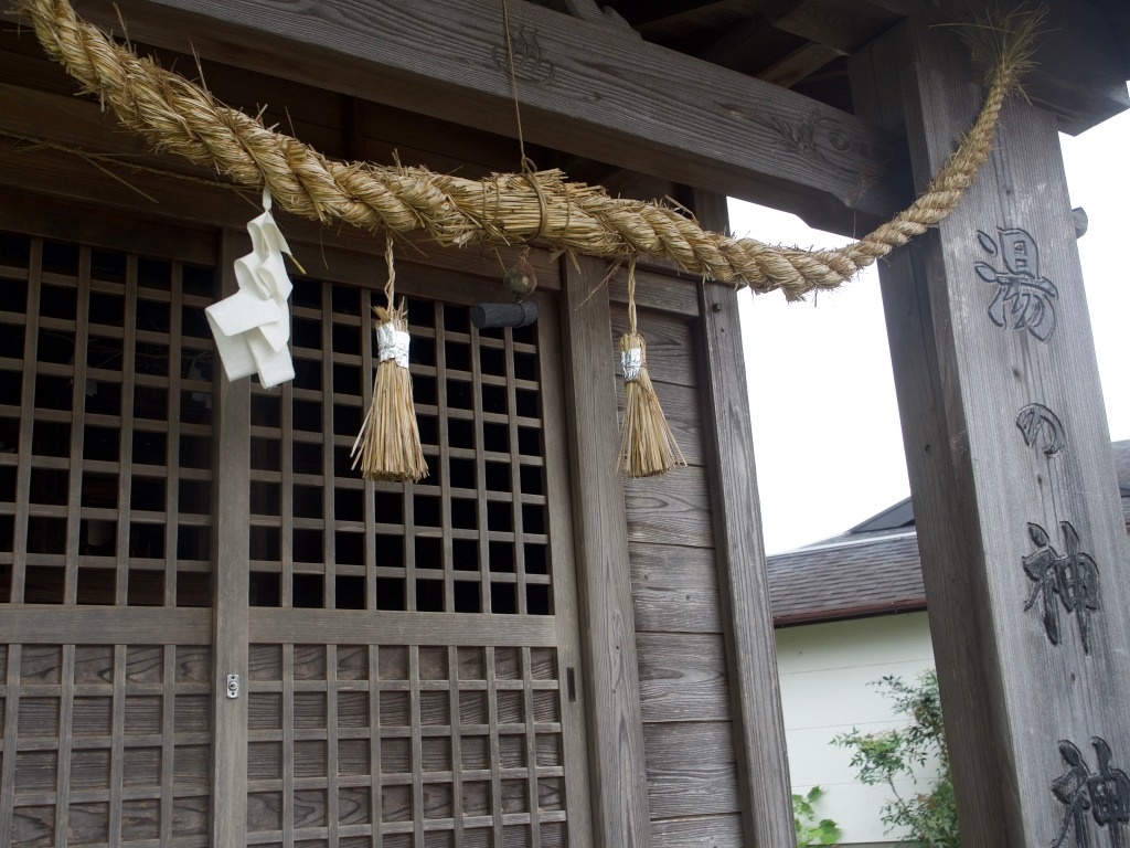 温泉町にある湯の神神社。「人吉温泉発祥の地」の看板もあります