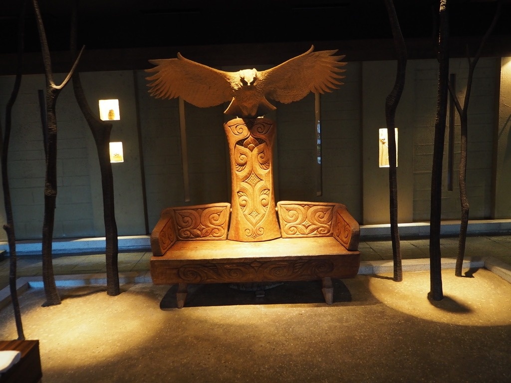 土間ギャラリーでは、コタンコロカムイ（村の守り神であるシマフクロウ）の木彫が羽を広げて出迎えてくれます