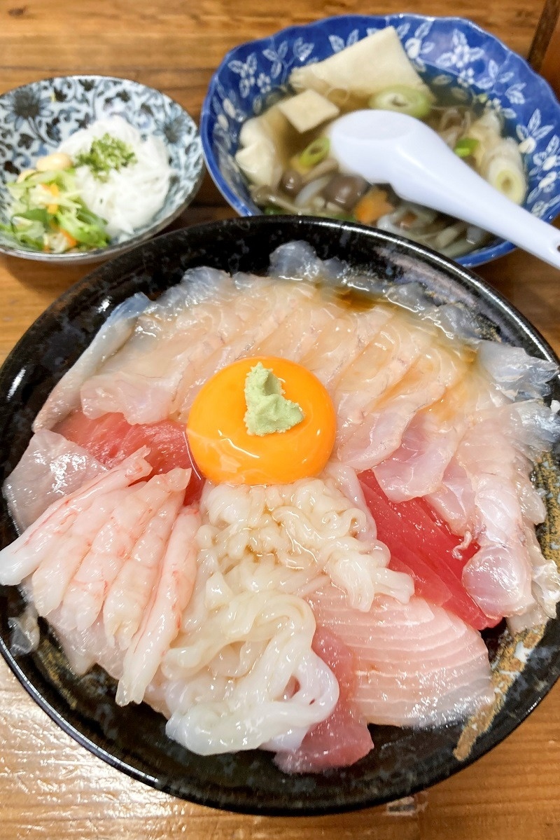 みなと食堂の美味なるひらめ丼