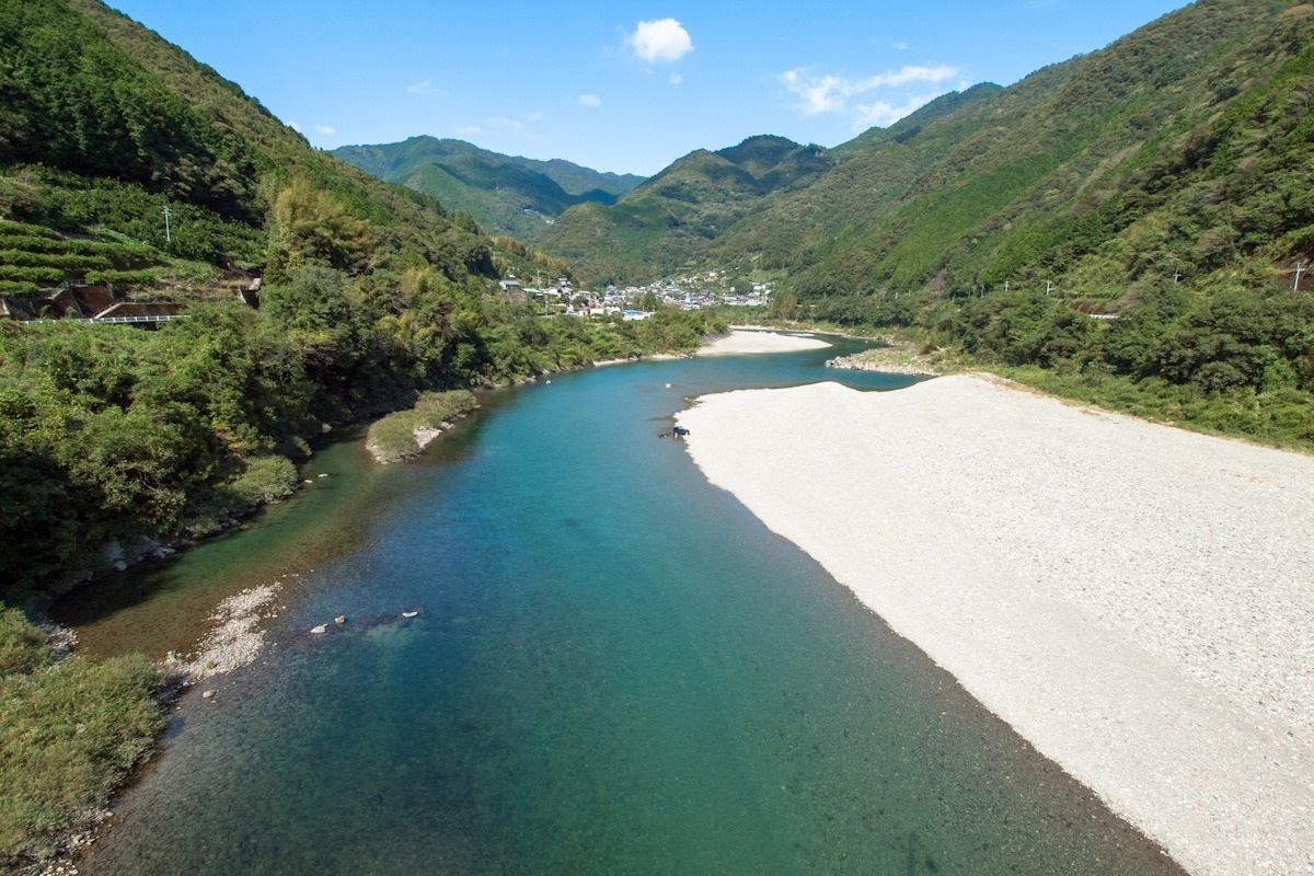 仁淀川の魅力すべてが詰まったといえるほど景観がすばらしい、越知町内の仁淀川。バスでのアクセスが可能な中仁淀橋（沈下橋）もあります