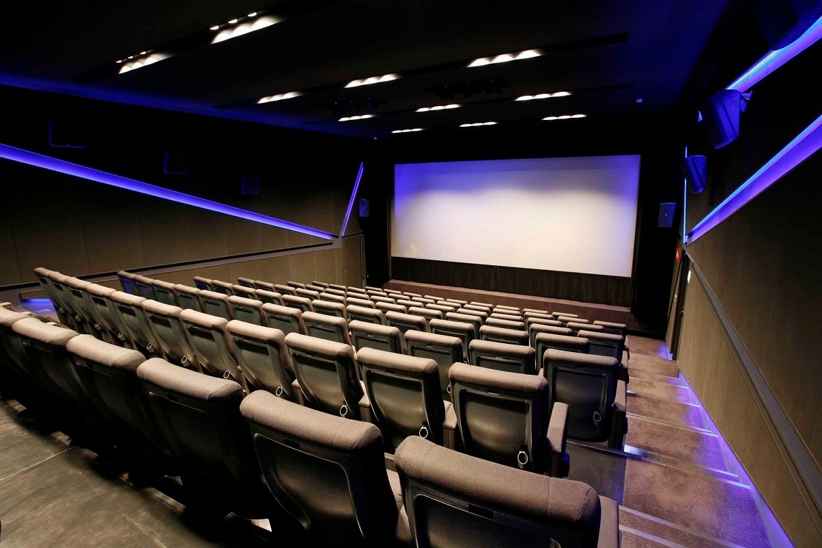 1スクリーン、65席の映画館。2階は「よしもと漫才劇場」になっている