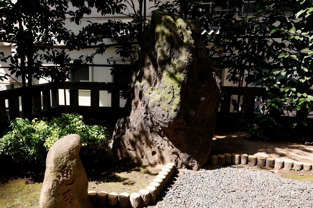 都会的な景色の中に忽然と現れる、境内の巨石「兜石（兜岩とも）」。平将門の伝説も伝わります