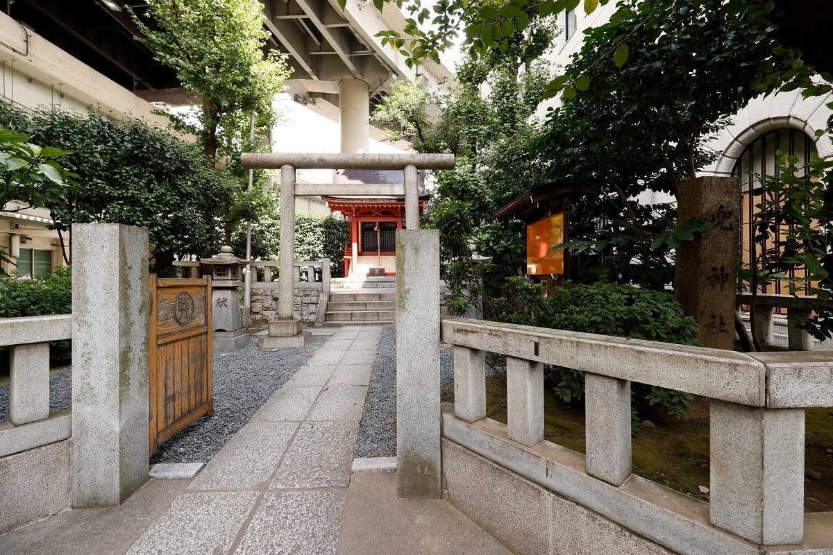 兜町の鎮守である兜神社。氏子総代はなんと東京証券取引所が務めている