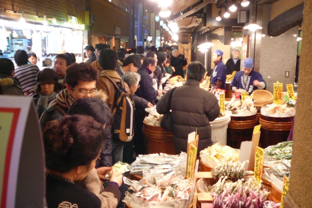 京の台所は、お正月の準備で売り手も買い手も大忙し
