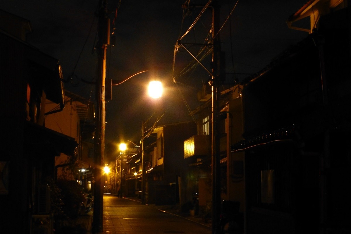 冬の夜の浄福寺通。温かみのある灯の下、町家が照らされ幻想的な風景です