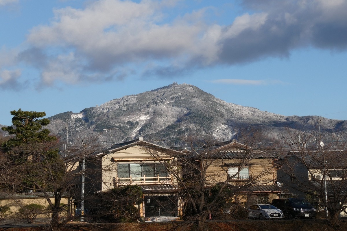 雪化粧の比叡山。写真は2021年1月頃撮影。