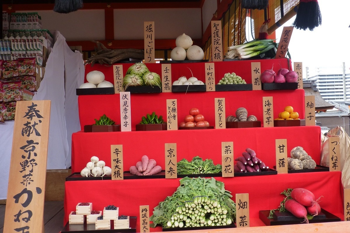 伏見稲荷大社では、2月の初午の日に初午大祭が行なわれ、京野菜をはじめさまざまな品々が奉納されます