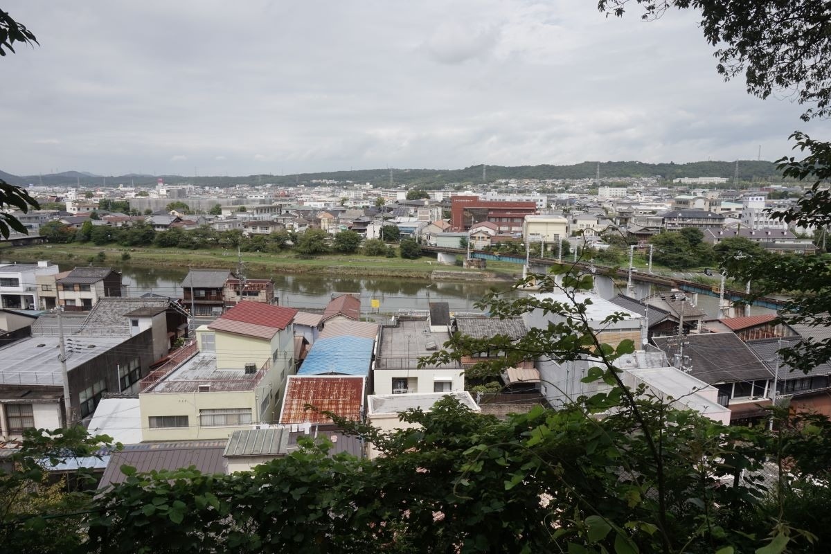 三木城跡から見える美囊川