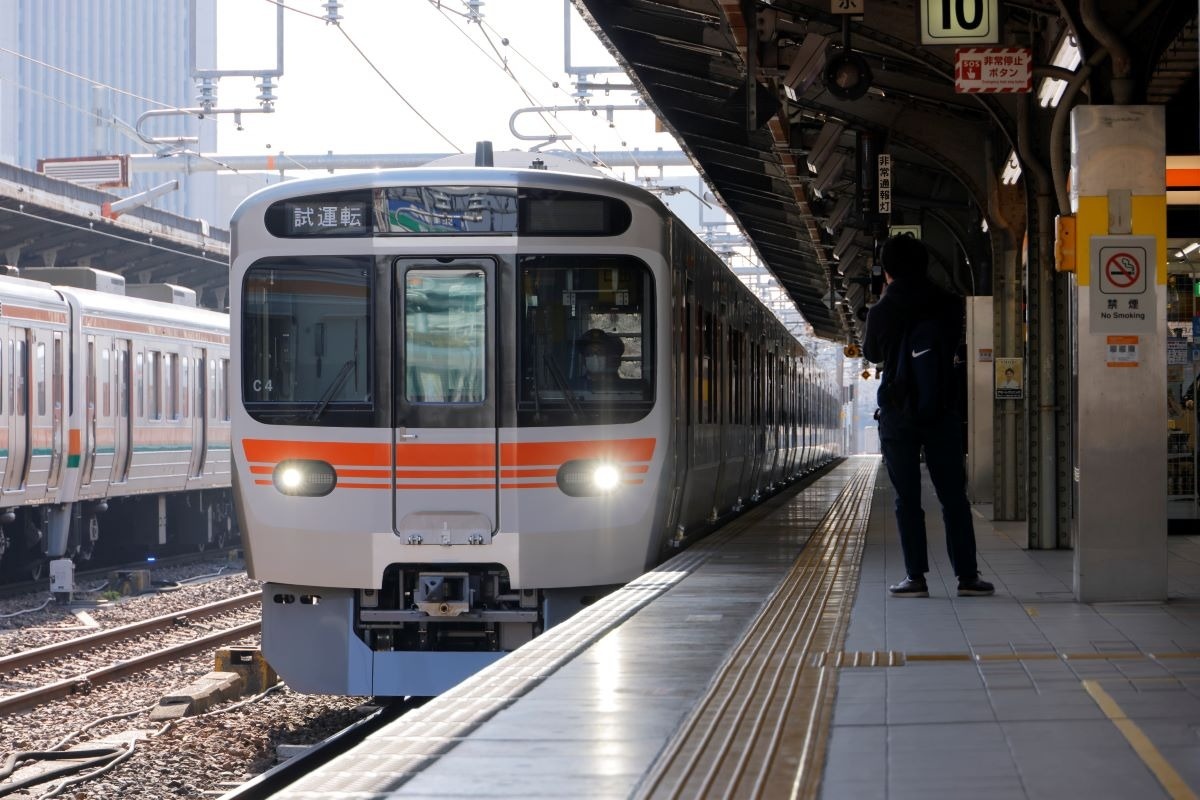 名古屋駅に到着する最新鋭315系