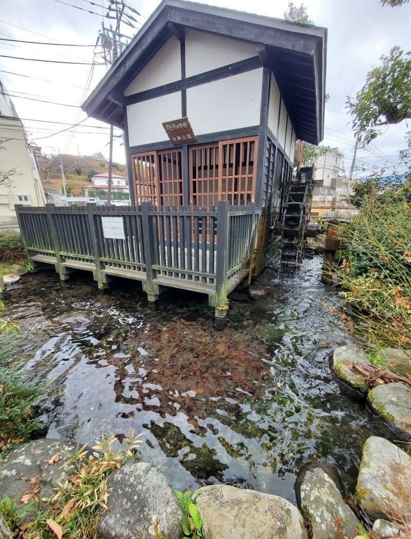 『めだかの学校』の歌碑のそばにある水車小屋