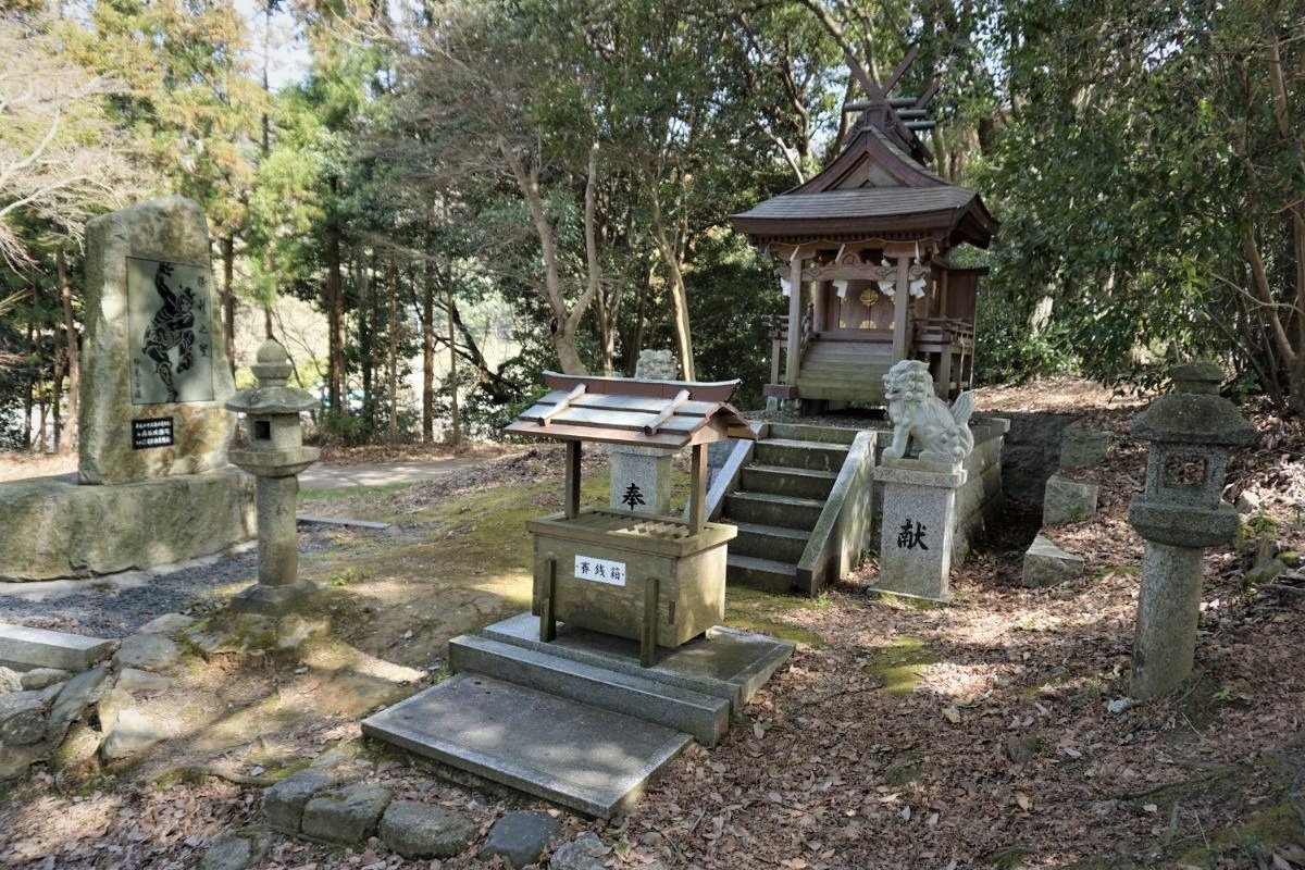 相撲神社に立つ小さな社