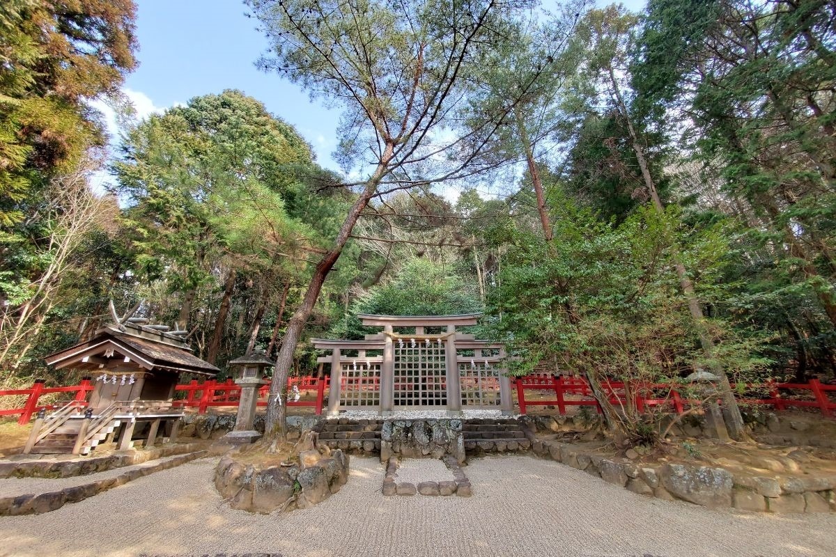 檜原神社の境内