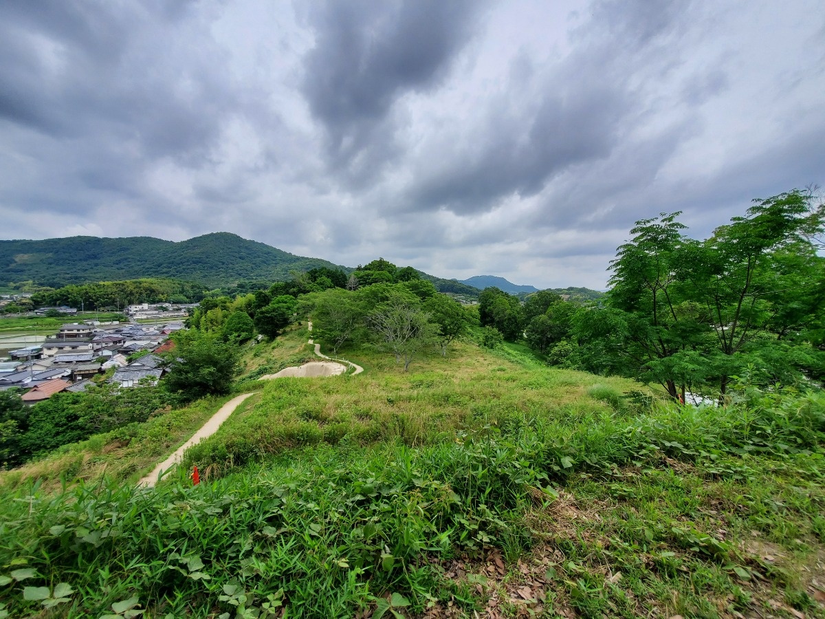 造山古墳の墳丘の上で