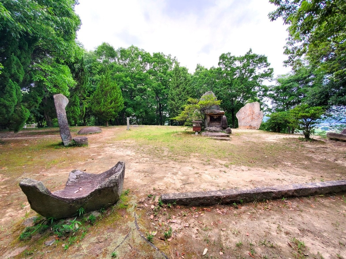 中央の石を囲んで巨石が並ぶ楯築遺跡