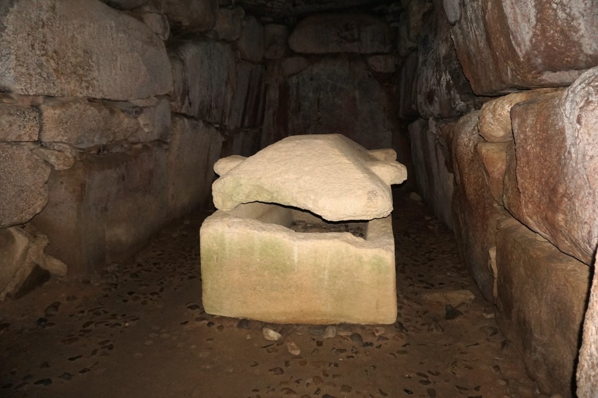 こうもり塚石室内に現れる石棺