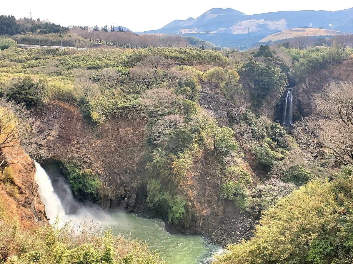 左が数鹿流ヶ滝、右が白糸の滝