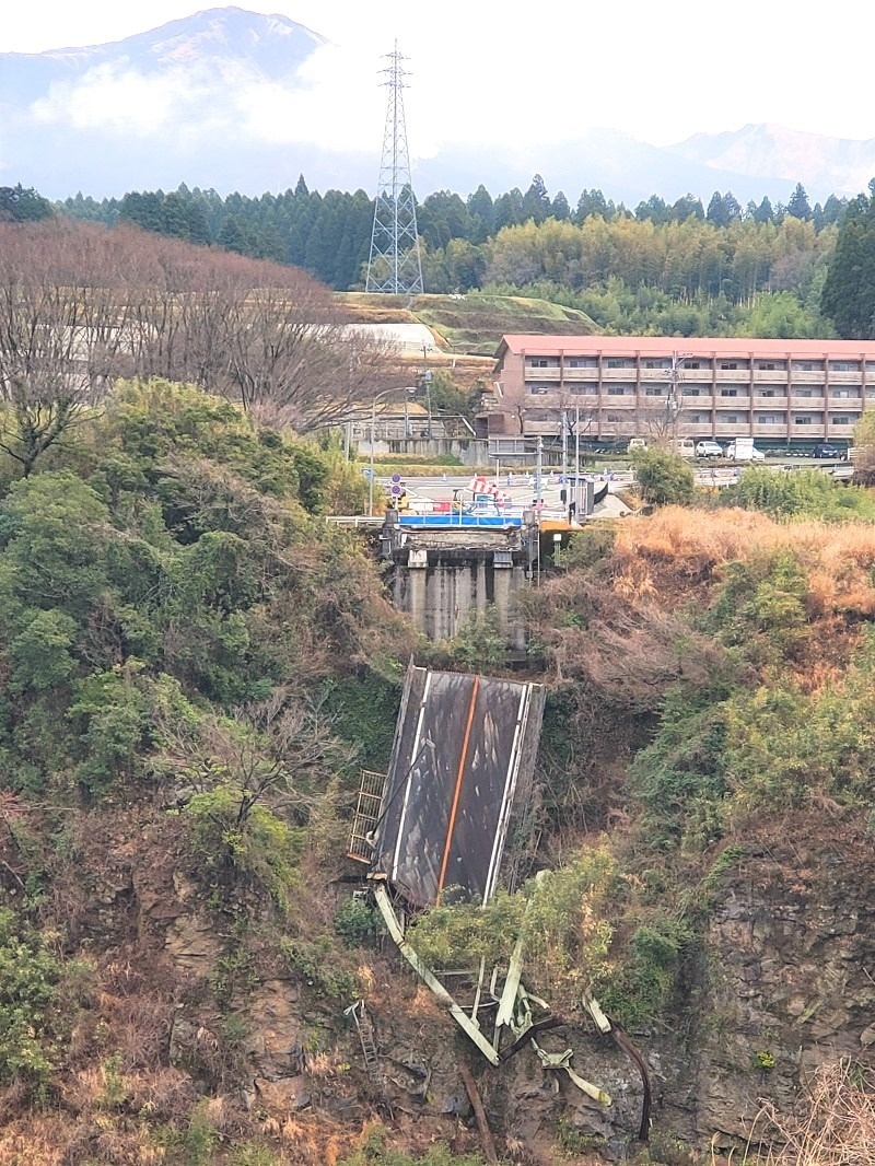 落橋した阿蘇大橋の一部が、当時のままの姿で残っている