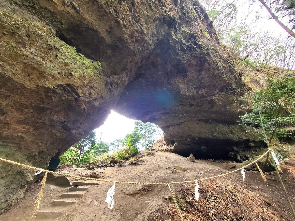 巨大な岩に大きな風穴が開く穿戸岩