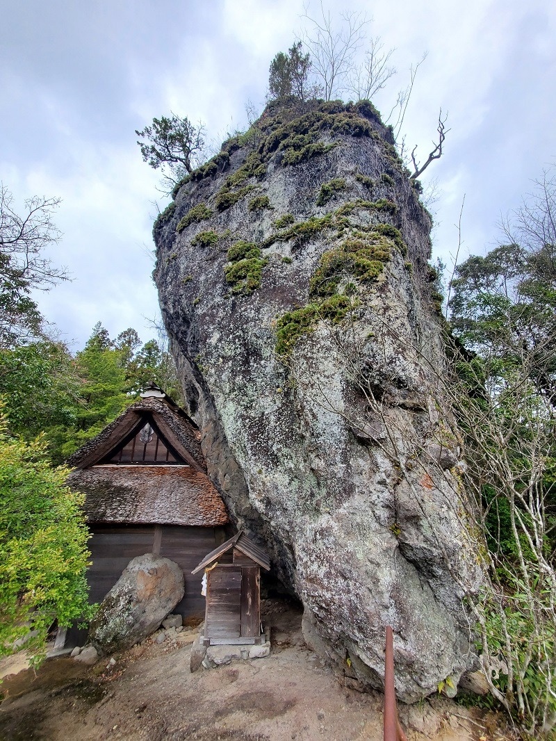岩に寄りかかられているような岩屋神社の本殿