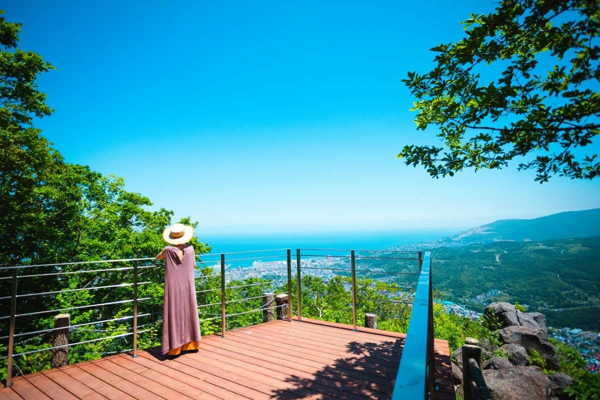 山頂の散策路にある自然あふれる展望台。前方には、天狗の顔のように見える「天狗岩」が見える（11月3日～5月頃まで閉鎖）