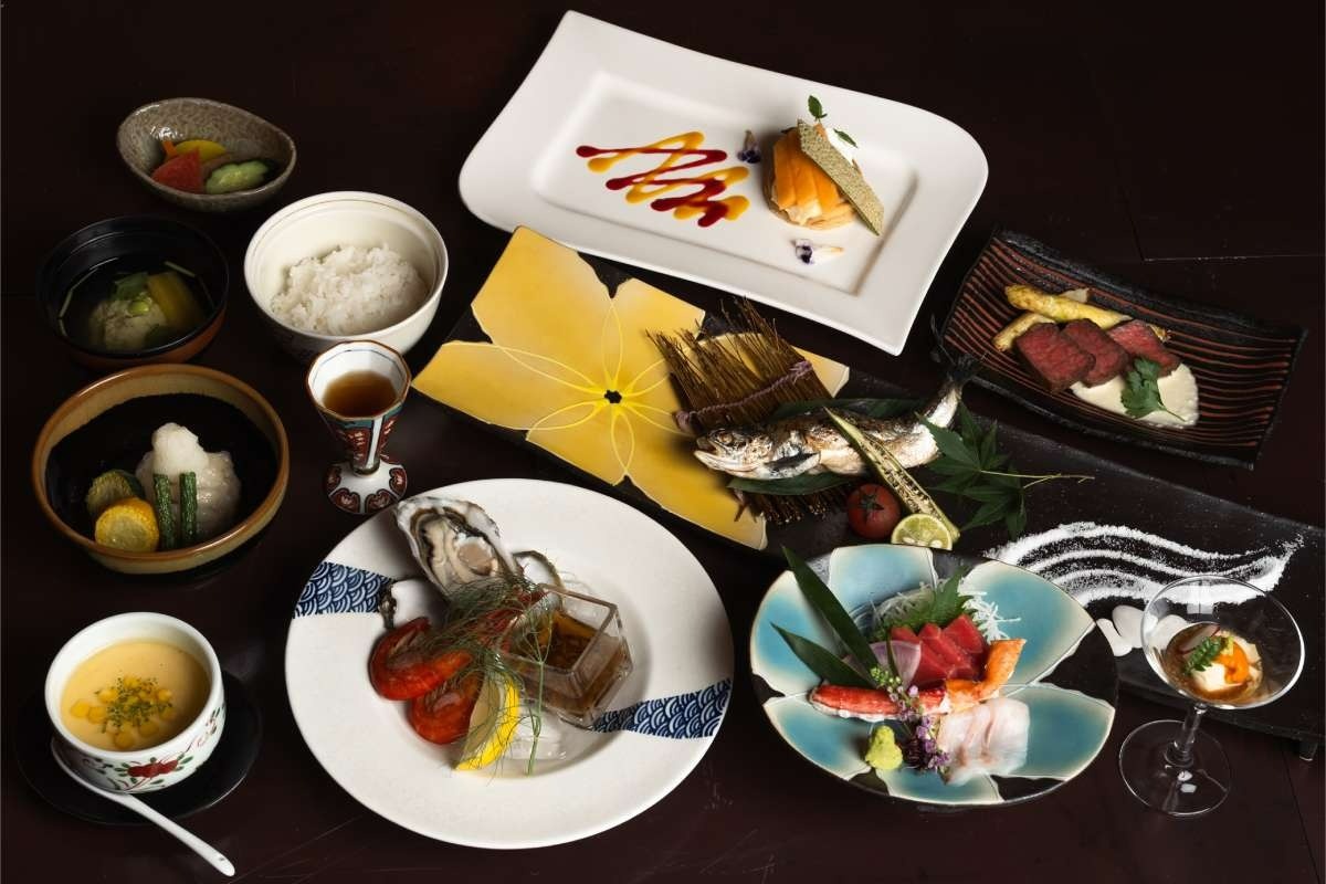 夕食は地元の食材をふんだんに取り入れた会席料理