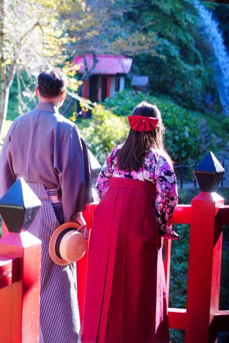 和装で風情ある温泉街へ