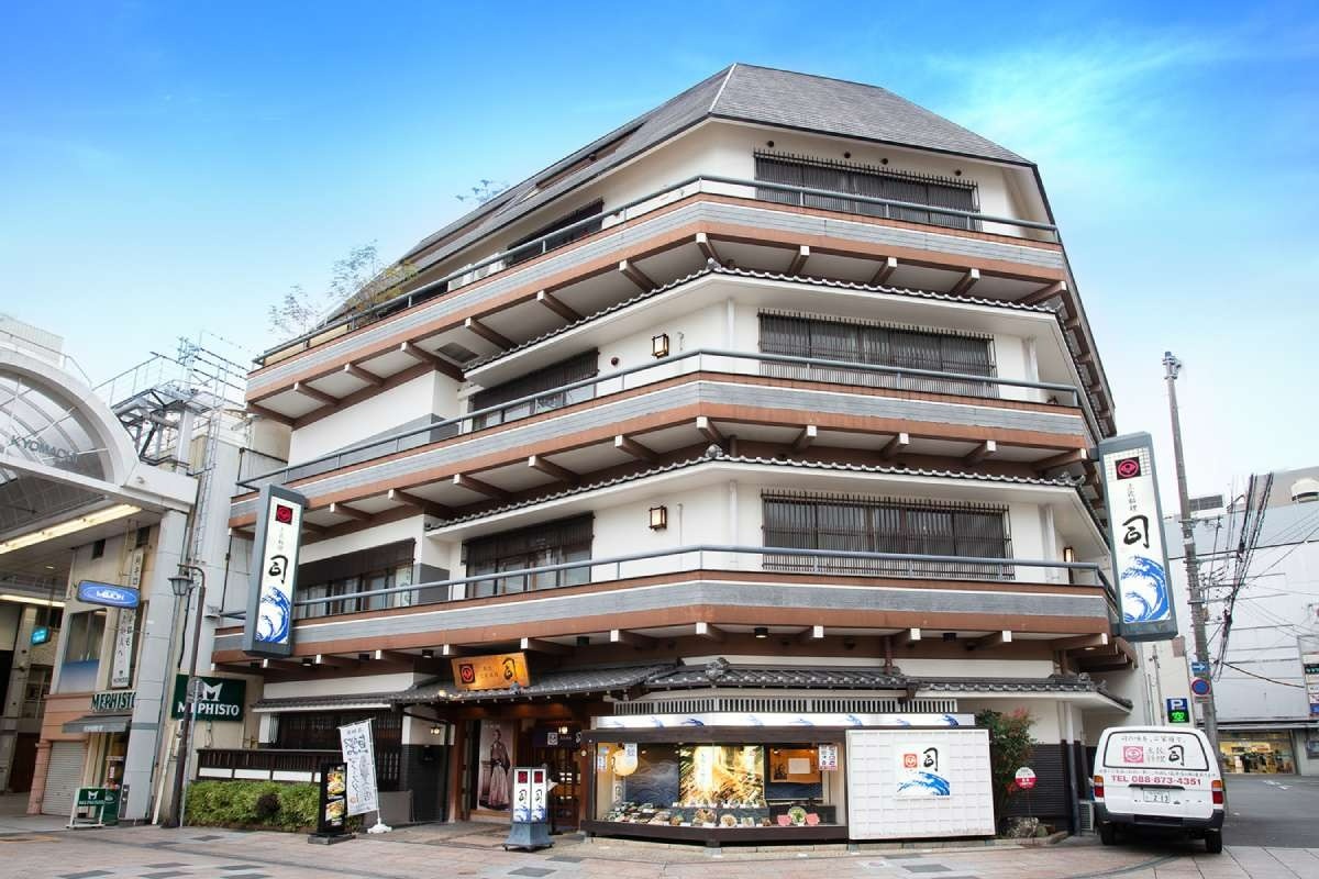 釣りたての鰹を炭火で炙って提供