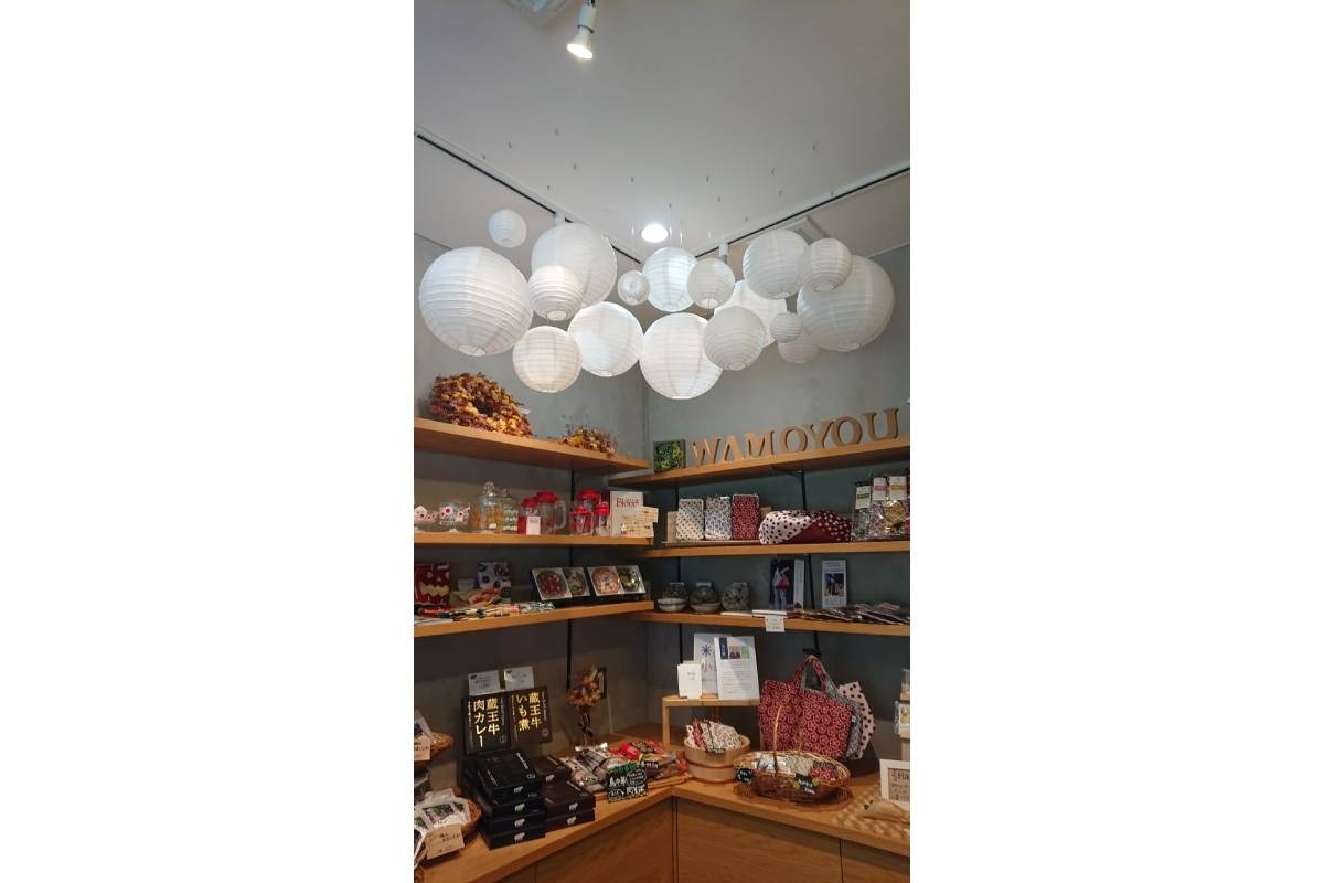 愛らしい米沢織の雑貨も揃う