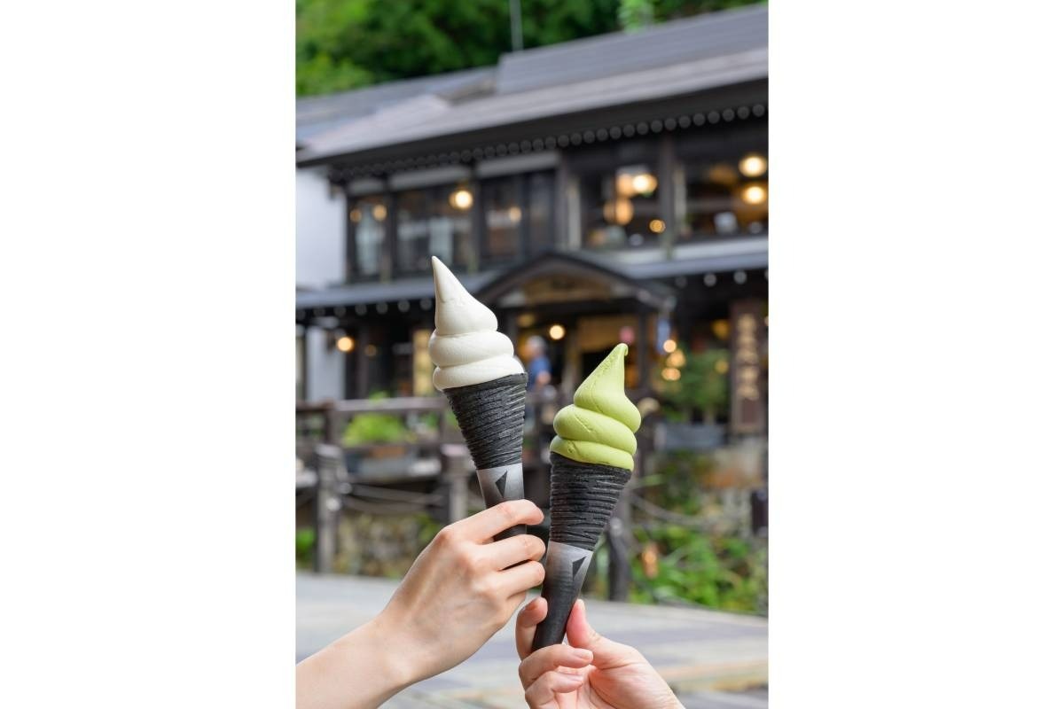 ソフトクリーム　プレミアム濃厚ミルクと特選抹茶各500円