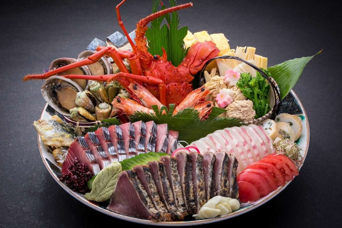 大皿にいくつもの料理を豪快に盛り付ける皿鉢料理は土佐料理の代表格