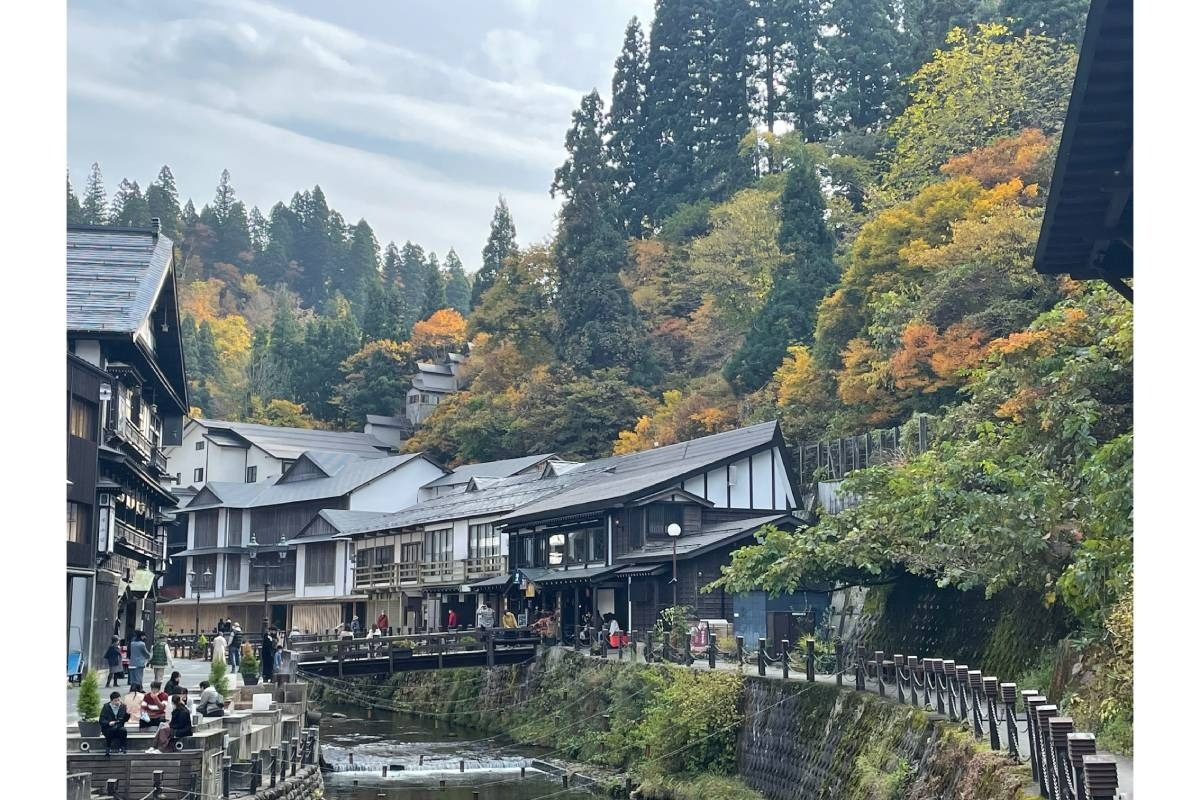 白銀橋から見た昼間の温泉街