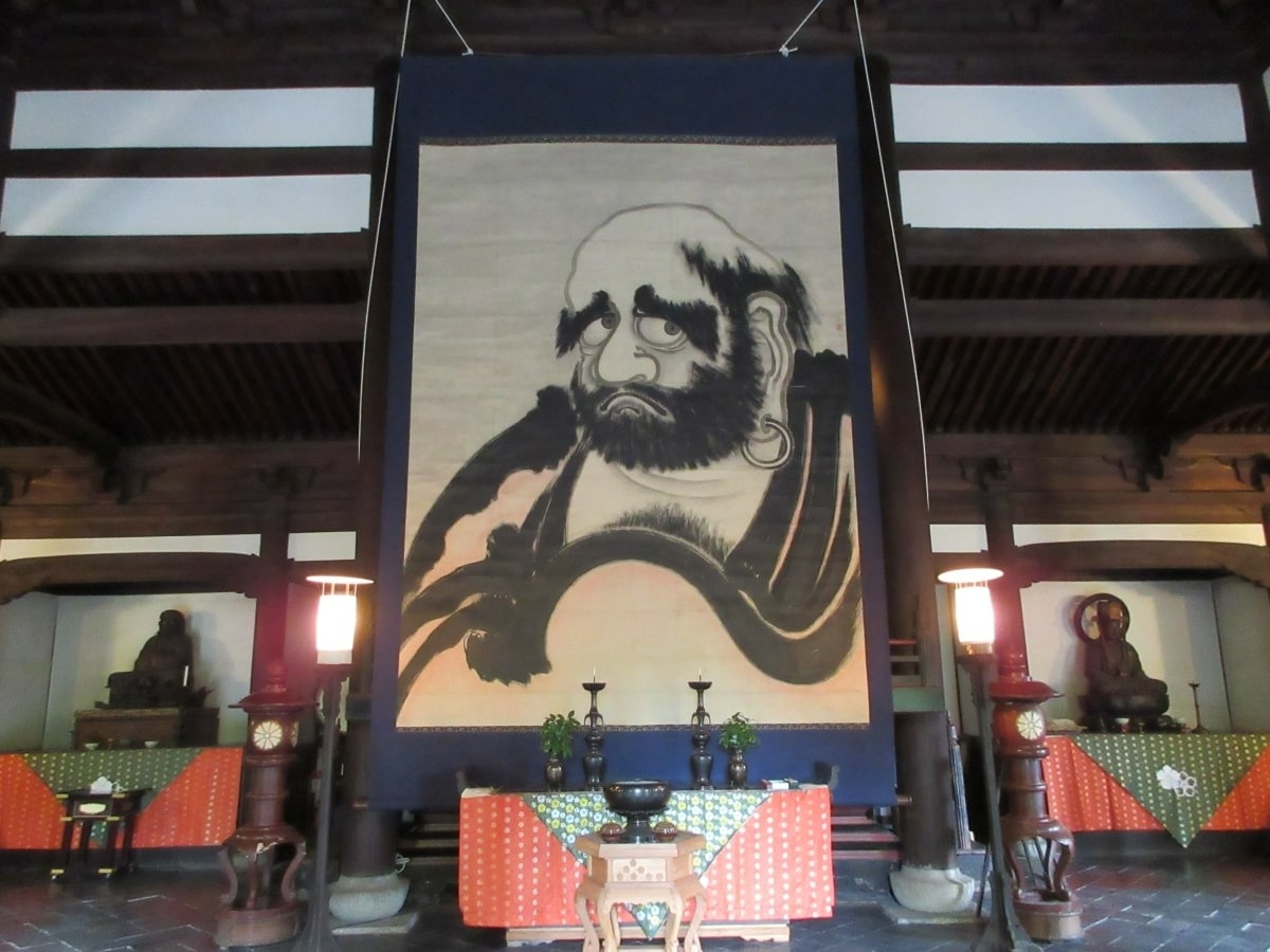 人物画のある日本家屋