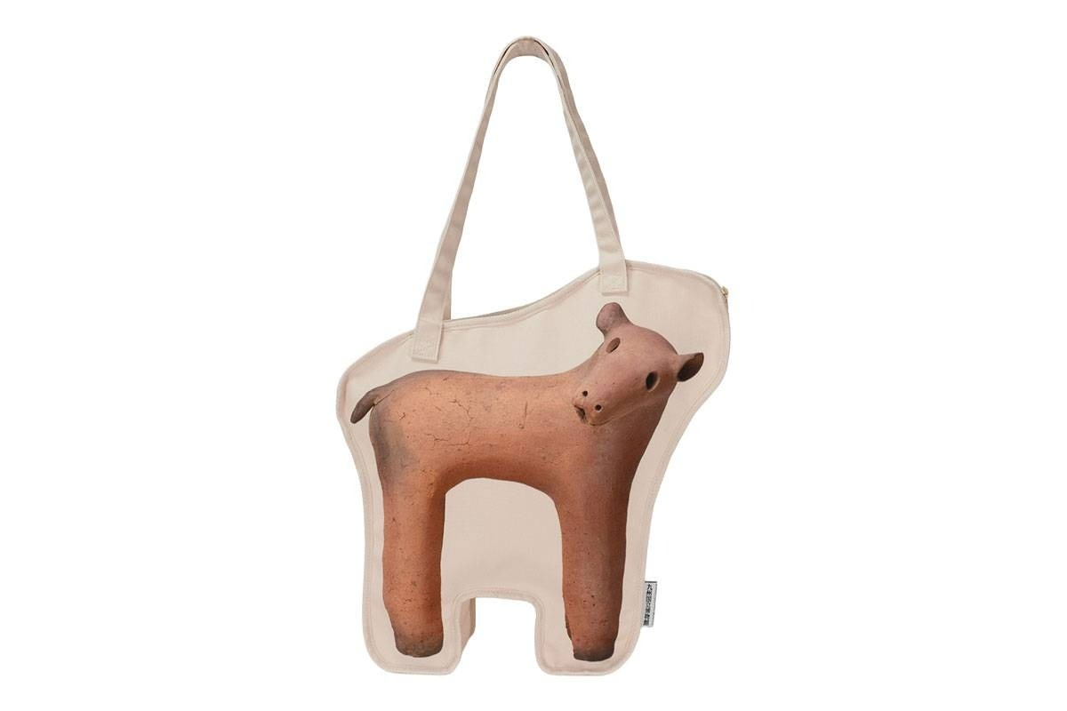 博物館の所蔵品「埴輪鹿」をプリントしたトートバッグも。3300円