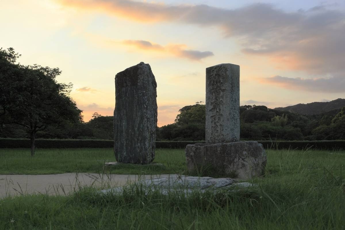 夕暮れの政庁跡は荘厳な雰囲気が漂う