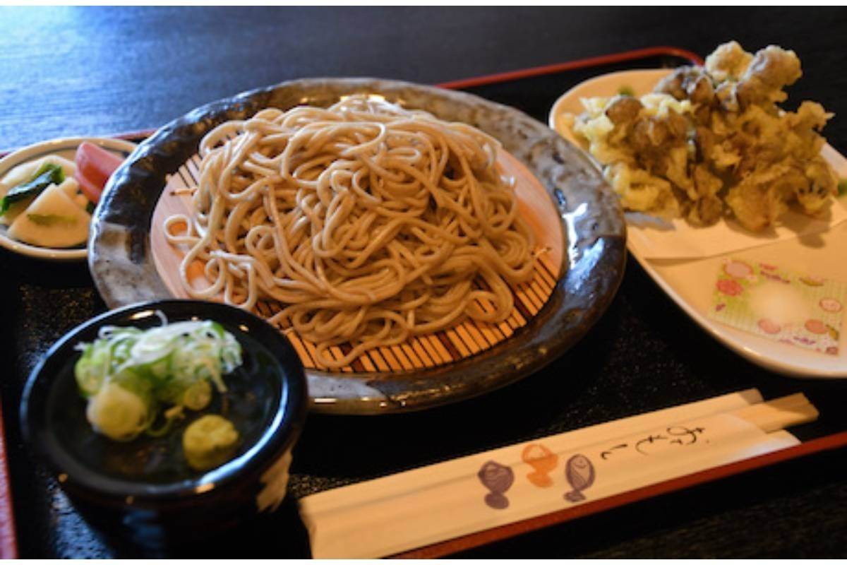 自家製ダシと相性抜群のまいたけ天ぷらそば（1300円）