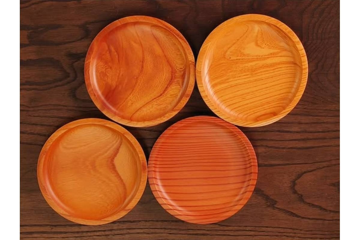 木目が美しい皿の数々は販売も