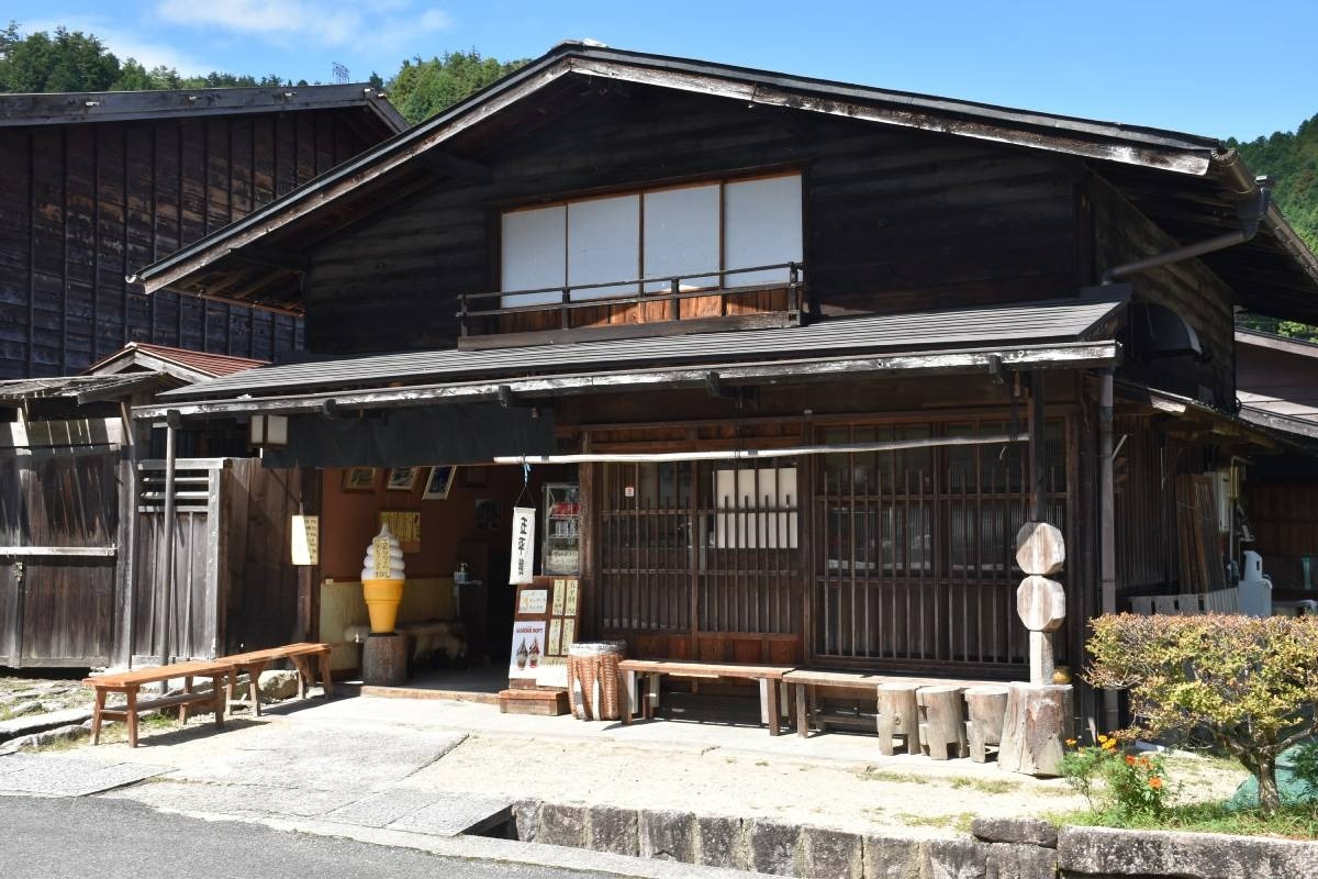 風情ある店構えを、妻籠宿内で探してみて