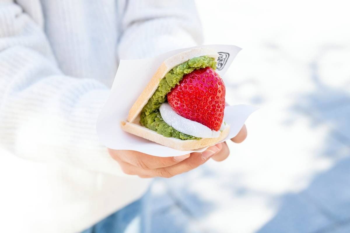 あまおうと甘さ控えめの餡、もっちりとした求肥餅をサンドした最中。800円前後（時価）