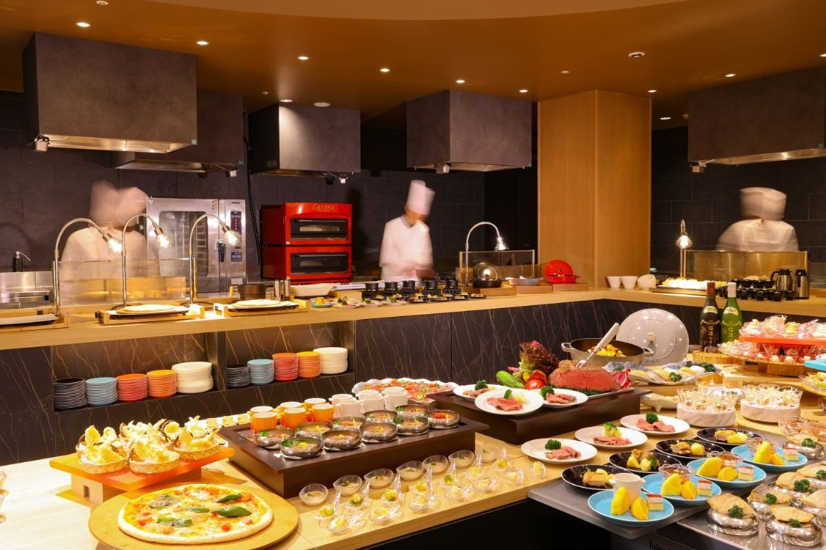 和洋中の豊富な種類の料理をアルコール類とペアリングできる