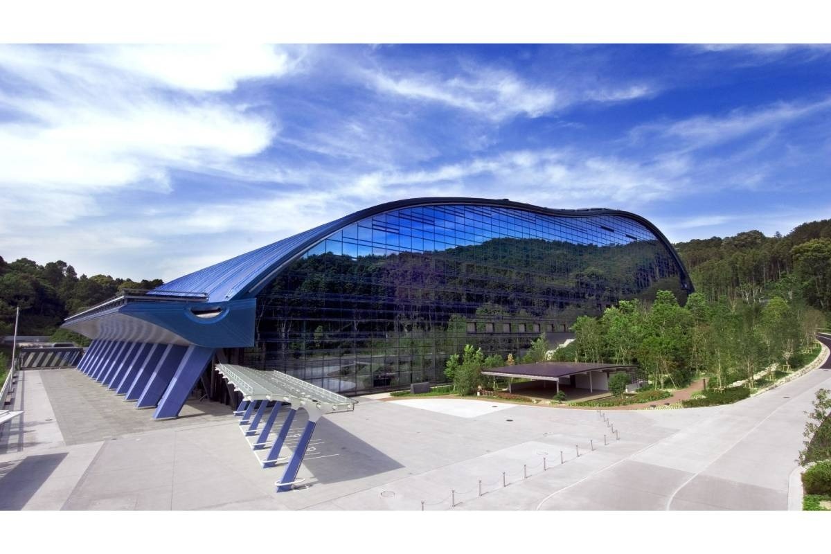 菊竹清訓氏のデザインによる曲線のフォルムが美しい外観