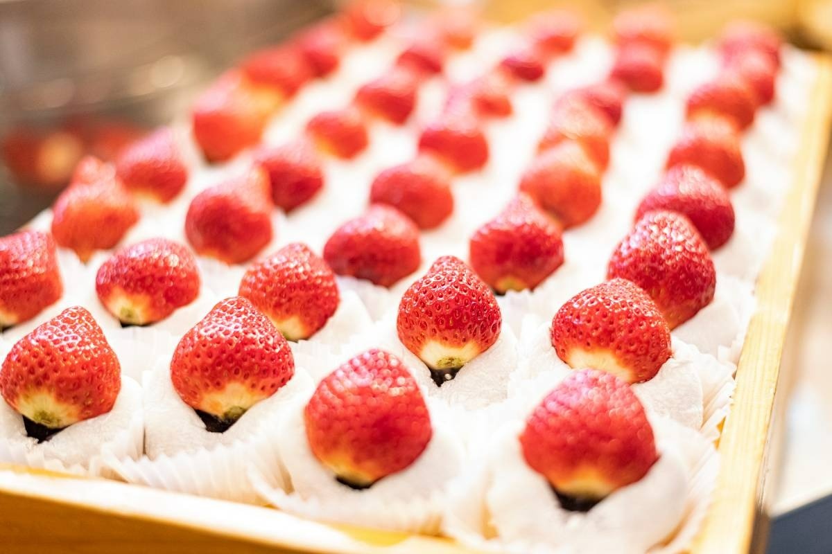 甘さ控えめの餡と濃い甘みと程よい酸味のいちごがマッチ。600円前後（時価）