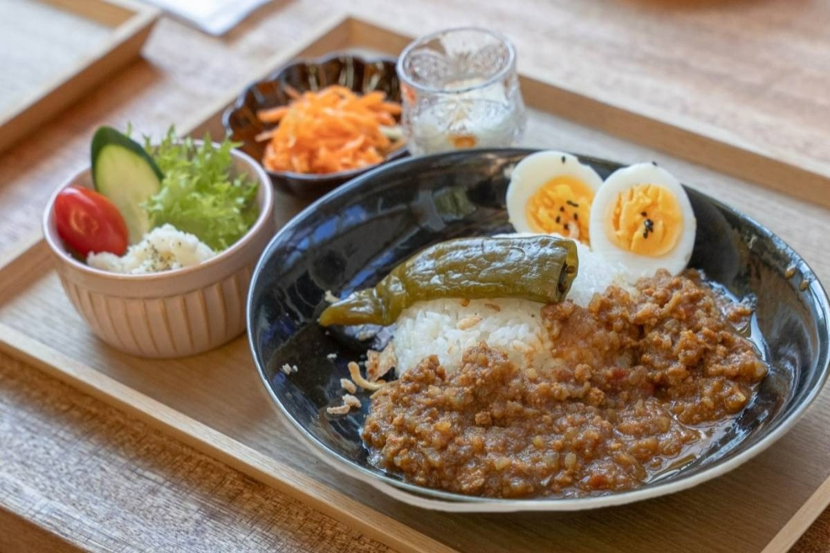 体にやさしいスパイスをじっくり煮込んだ薬膳カレー（1150円）