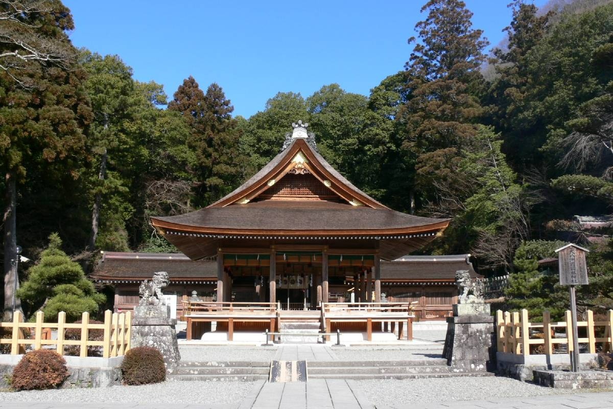 御祭神は大国主命（オオクニヌシノミコト）と后神である三穂津姫命（ミホツヒメノミコト）