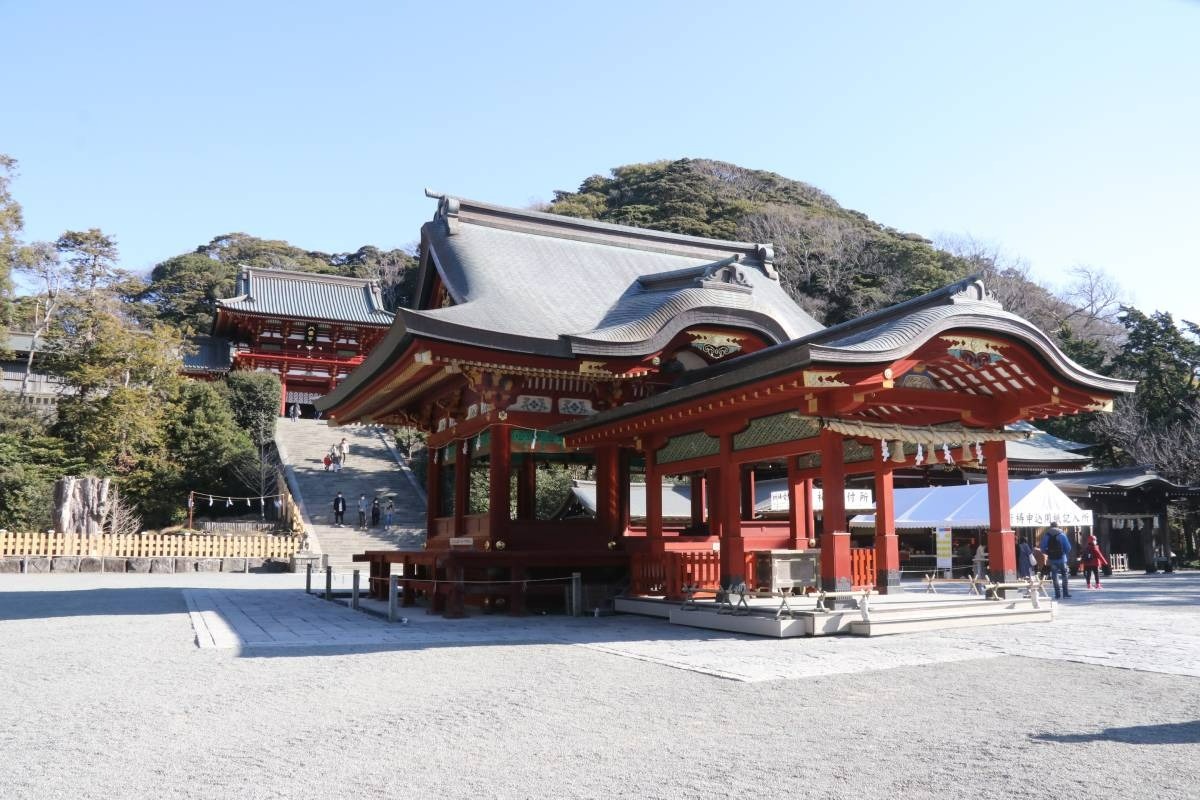 毎年多くの参拝者が訪れる