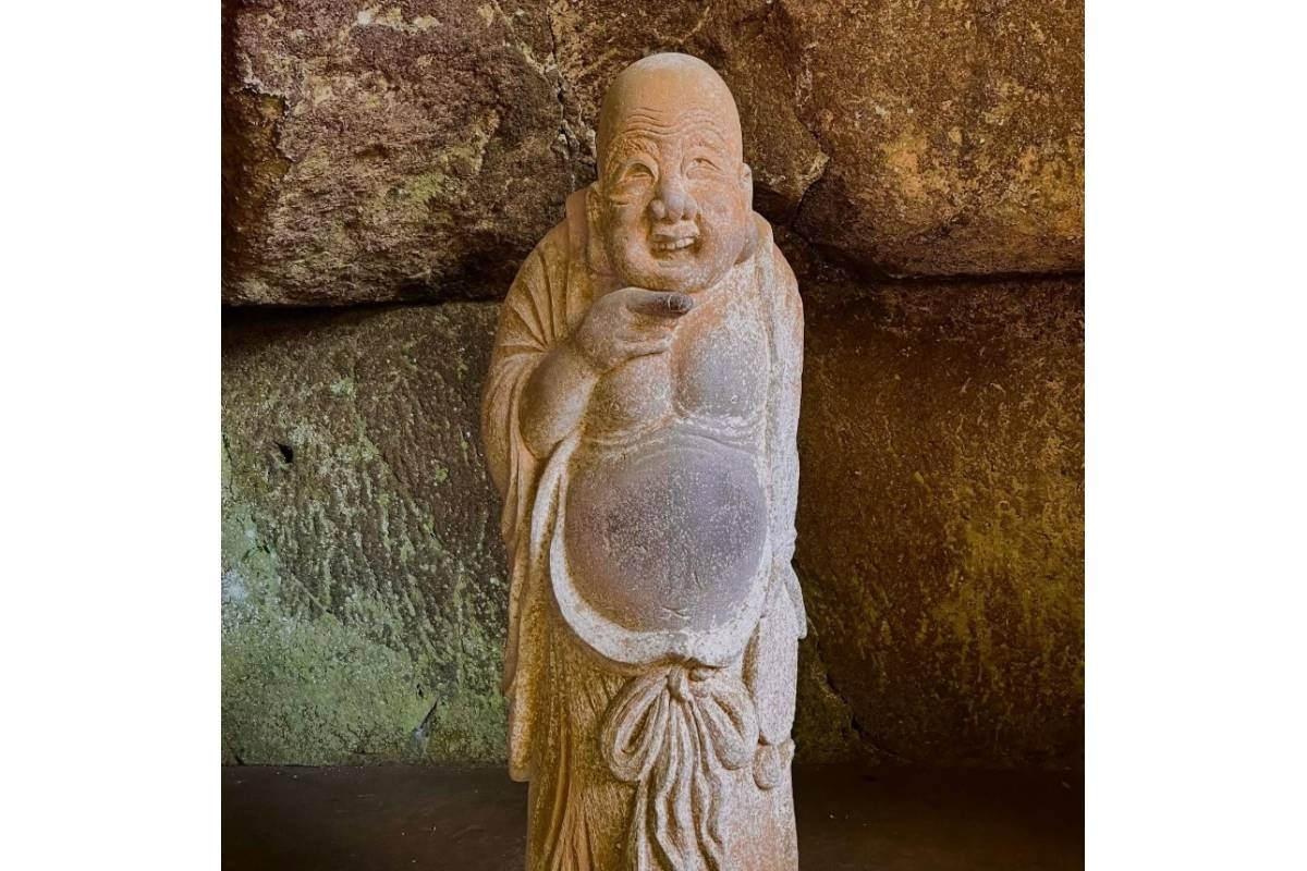 笑みを浮かべて訪れる人を迎える布袋様