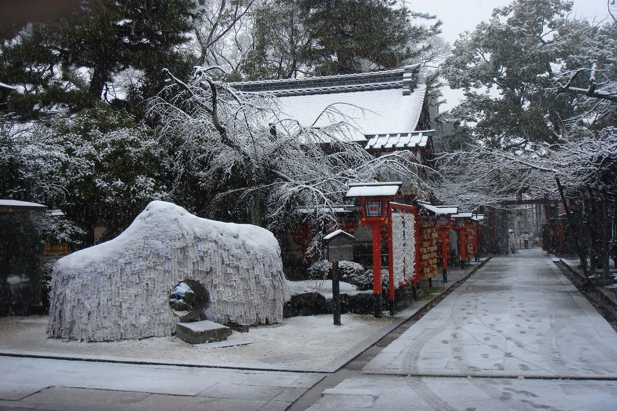 雪の積もった神社