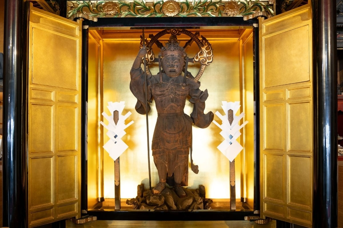 仏像、金色の背景